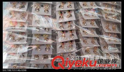 時(shí)尚花朵等各類(lèi)款式的合金鑲鉆耳環(huán)——義烏蘇野貿(mào)易廠家直銷(xiāo)批發(fā)